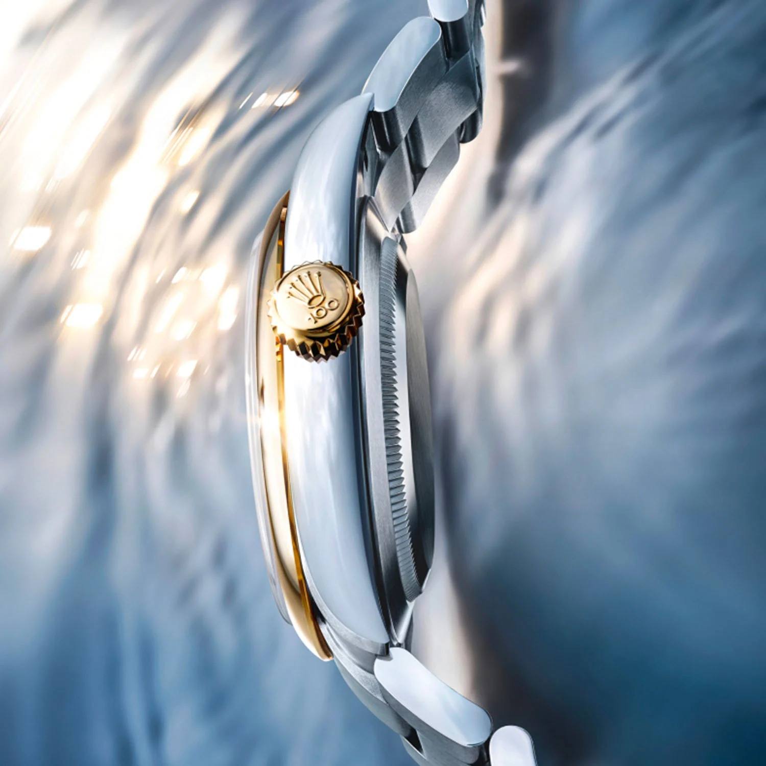 Side profile of the centenary Oyster Perpetual 41 with the 18k gold Twinlock crown engraved with the 100 mark